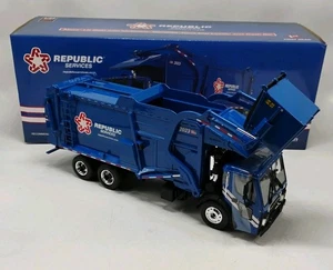 First Gear Scala 1:34 Republic Svc's Mack LR McNeilus Meridian FEL Rifiuto con Pattumiera - Foto 1 di 23