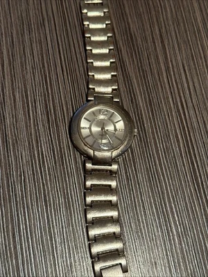 Reloj de cuarzo analógico para hombre Chico's tono plateado. Foto 1 de 4