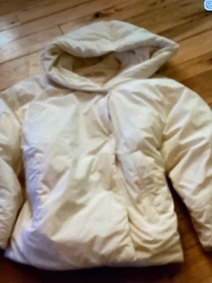 Chaqueta acolchada Free People acogedora nube grande blanca crema con capucha de gran tamaño Foto 1 de 4