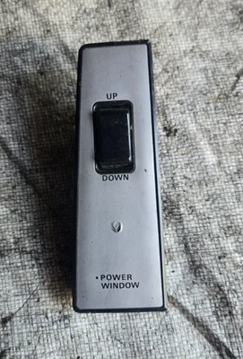 1984-1989 Nissan 300ZX Z31 пассажирский переключатель стекла ободок OEM (повреждение) - Изображение 1 из 4