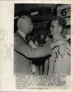 1950 Press Photo Bob Dillinger is Welcomed to the A's by Manager Connie Mack - Picture 1 of 2
