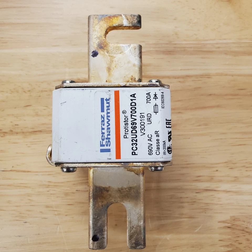 MERSEN PC32UD69V700D1A Ferraz Shawmut 700 ампер 690 В переменного тока (б/у) - Изображение 1 из 4