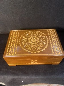 Vintage Holz verziert handgeschnitzt Holz aufklappbar Schmuckschatulle 4-88 Etikett auf Unterseite sehr guter Zustand - Bild 1 von 12