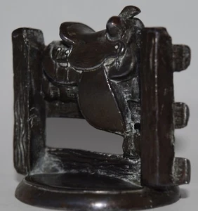 Antico fermacarte vintage bronzo sella cavallo su recinzione scrivania decorazione occidentale - Foto 1 di 11