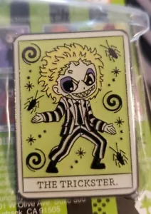 Pin coleccionable de cartas de tarot esmalte ciego de cartas de escarabajo Loungefly - El embaucador - Imagen 1 de 5