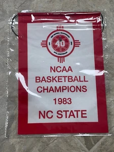 1983 NC STATE WOLFPACK BASKETBALL NCAA CHAMPS BANNER HERITAGE 40. 10,5" x 7,25" - Bild 1 von 2