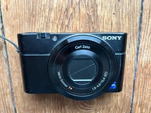 Sony Cyber-Shot RX 100,  20,2 MP,  Zeiss Vario-Sonnar 1,8-4,9/ 10,4-37,1 - Bild 1 von 5
