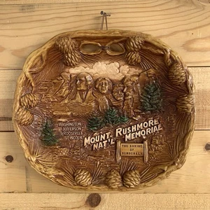 VINTAGE MOUNT RUSHMORE NATIONAL MEMORIAL SOUVENIR TRAY BOWL BREAD FAUX WOOD TACO - Picture 1 of 3