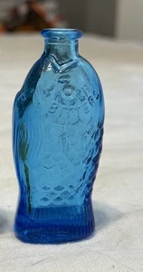 Botella de pescado de vidrio miniatura Wheaton Fisch’s Bitters azul aguamarina 3” de alto de colección - Imagen 1 de 7