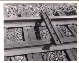 Binario ferroviario RR cravatta su rotaia primo piano vintage astratto foto d'epoca 8x10 - Foto 1 di 1