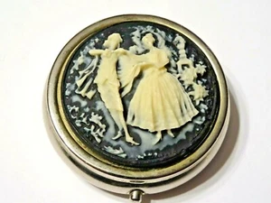 PILLENDOSE ~ DREI FÄCHER PILLENDOSE MIT ERHÖHTEM DESIGN - Bild 1 von 5