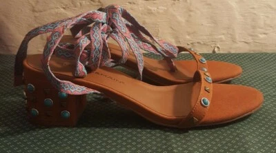 Monroe & Main Lindos Zapatos Deslumbrados con Joyas Punta Abierta Talla 8 M Gamuza Color Tostado Foto 1 de 4