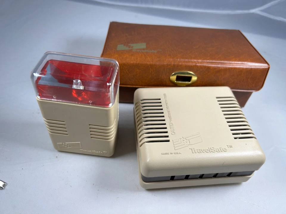 老式旅行安全便携式烟雾报警器和紧急手电筒带盒 — 第 1/3 张图片