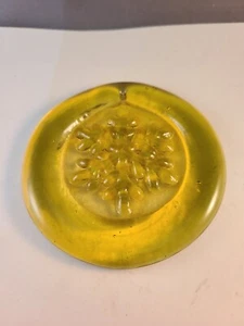 VINTAGE SNOWFLAKE ART GLASS YELLOW 3 3/4" SUNCATCHER/ORNAMENT - Picture 1 of 3