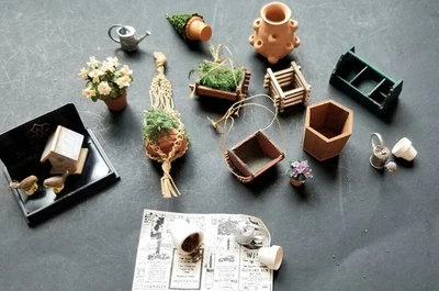 LOTE GRANDE CASA DE MUÑECAS MINIATURA 19 PIEZAS JUEGO ACCESORIOS JARDÍN Foto 1 de 4