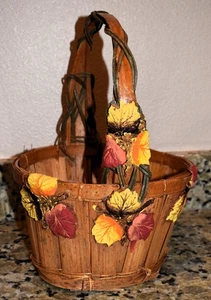 Very Cute Leaf Basket with Handle - Picture 1 of 4