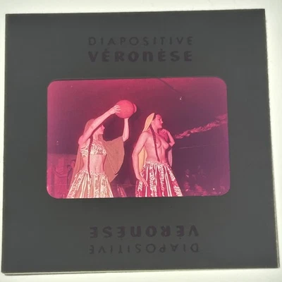 复古 20 世纪 60 年代 35 毫米幻灯片滑稽巴黎歌舞表演脱衣舞女郎 I — 第 1/3 张图片