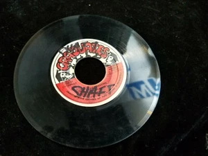 GRADUATES Dark Shadows b/w Version Reggae 7"Vinyl Single Jamaica - Imagen 1 de 2