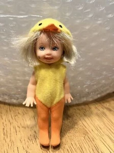 Kelly Puppe Barbie Little Sister Easter Duck Spring Chick 2005 - Bild 1 von 3