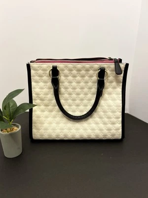 Bolsa de mão Betsey Johnson acolchoada corações rosa preta marfim média - Imagem 1 de 4