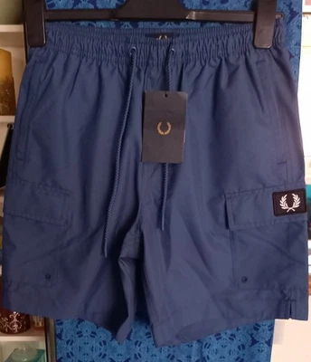 Pantalones Cortos de Natación Fred Perry Insignia Logo Carga en Azul Medianoche, Para Hombre Talla Pequeña Foto 1 de 4