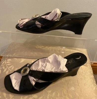 Sandalia de cuña Brighton Chorus charol negro tacón de 2,5" hecha en Italia 7,5 Foto 1 de 4