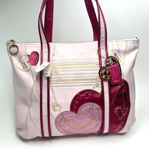 Bolso de Mano COACH Amapola Metálico Fucsia Rosa/Púrpura Corazones Glam 14551 Dijes Elegante Nuevo con Etiquetas - Imagen 1 de 12