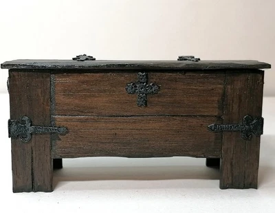 Dolls House Artisan Tudor Chest, 1:12 Scale — 第 1/4 张图片
