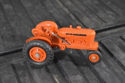 VINTAGE ALLIS CHALMERS WD ORANGE TRACTOR  - Image 1 of 4