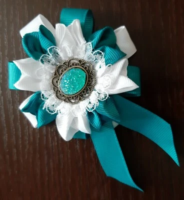 Brosche Anstecknadel Brooch aus Ripsband mit Strass verziert, Weiß/Türkis - Bild 1 von 4