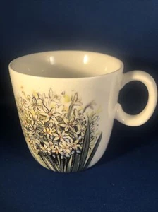Taza de café blanca cooperativa creativa Angela Staehling con copos de nieve y ramo NUEVA - Imagen 1 de 6