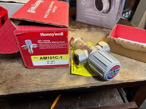 Honeywell AM-1 series Thermostatic Mixing Valve AM101C-1 3/4" NPT Unused in Box - Picture 1 of 3