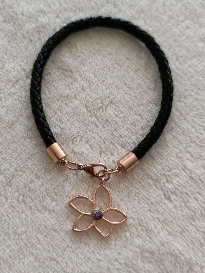 Pierre Cardin Damen Armband schwarz Lederoptik Charm Blüte roségold lila Strass - Bild 1 von 4