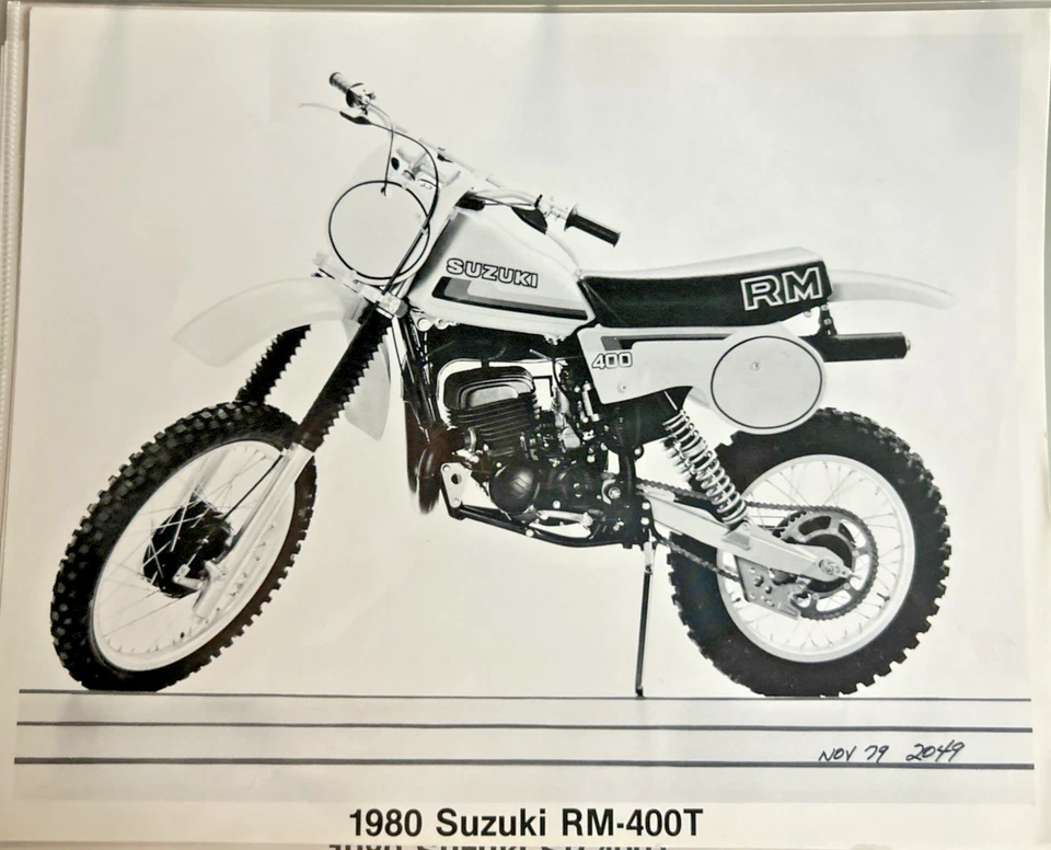 Suzuki RM-400T 1980 foto de prensa de fábrica B+W original Foto 1 de 1