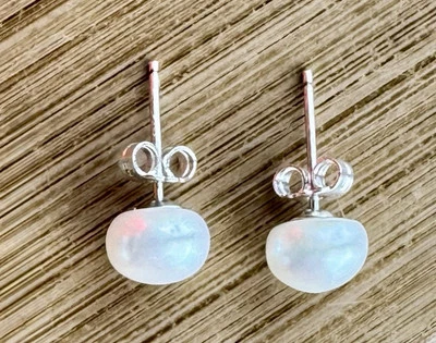 Aretes redondos de plata de ley 925 cultivados en agua dulce de 5 mm con perlas blancas Foto 1 de 4