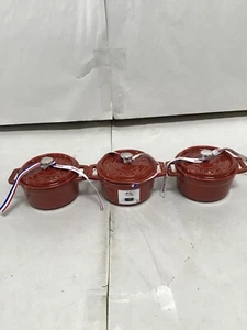 Juego de mini cocotte redonda de hierro fundido Staub, 1/4 cuartos de galón, rojo - Imagen 1 de 5