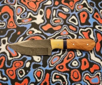 Cuchillo de caza Damasco hecho a medida con mango de madera y hueso Foto 1 de 4