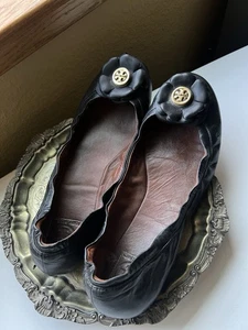 Tory Burch Leder Ballerinas schwarz Blume Medaillon Logo Größe 10M - Bild 1 von 7