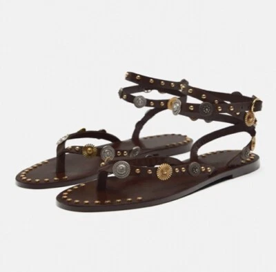 $89. Sandalias planas adornadas en cuero marrón Zara.  Nuevo con etiquetas. Talla US 6/EU 36. Foto 1 de 4