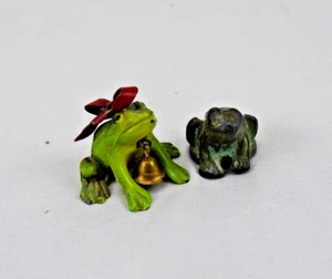 Lote de 2 ranas de metal, vintage, una con lazo rojo y campana, la otra es simplemente verde - Imagen 1 de 4