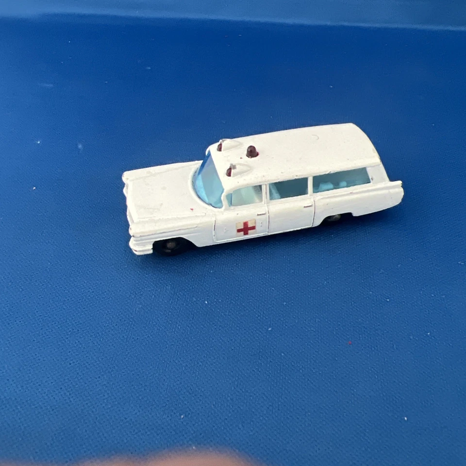 复古火柴盒系列白色 '1960 年代梅赛德斯奔驰救护车 3 号 • Lesney 著 — 第 1/4 张图片