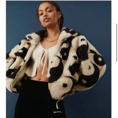 Jaqueta URBAN OUTFITTERS Olivia Sherpa Estampa Yin Yang Casaco de Lã Feminino XS - Imagem 1 de 4