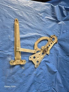 79-81 SUPRA 81 CELICA RIGHT/PASSENGER SIDE FRT POWER WINDOW REGULATOR NO MOTOR - Picture 1 of 2