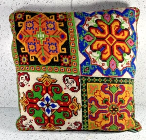 Almohada punta de aguja Columbia-Minerva diseño medallón persa años 70 - Imagen 1 de 6