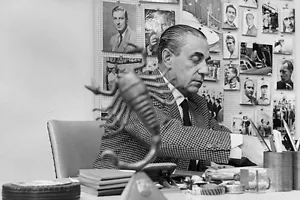 Carlo Abarth nel suo ufficio anni '60 presso la fabbrica di auto Abarth, Torino, Italia - foto - Foto 1 di 1