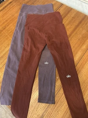Leggings Alo Yoga (2) Borgoña y Púrpura Con Bolsillos Talla Pequeña Sensación Suave. Foto 1 de 4