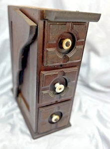 Antico mobiletto macchina da cucire a pedale BIANCO 1897 3 cassetti legno telaio lato sinistro - Foto 1 di 13