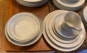 Crown Victoria Lovelace China 9 piezas ajuste de lugar 4 platos 3 cuencos taza-S $135 + - Imagen 1 de 13
