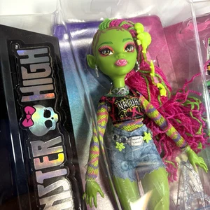 Bambola Monster High Venus McFlytrap - CHEWLIAN - sigillata in fabbrica - Foto 1 di 4