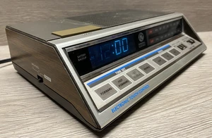 Radio orologio digitale vintage GE modello 7-4663A sveglia AM FM venatura del legno LED blu funzionante - Foto 1 di 11